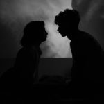 Erkek ve kadın karanlıklar içinde bakışıyorlar
