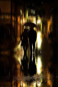 Yağmurda yürüyen çift