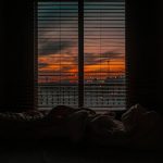 Camdan dışarı bakan adam