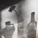 Üç vazo ve bir çiçek gölgesi