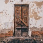 Tahta eski bir kapı